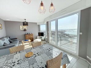 TV - Beautiful beachfront apartment with balcony, parking and modern amenities (Granville)