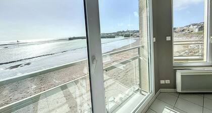 Beautiful beachfront apartment with balcony, parking and modern amenities