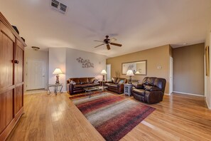 Smart-TV, DVD-Player, Bücher, Stereoanlage