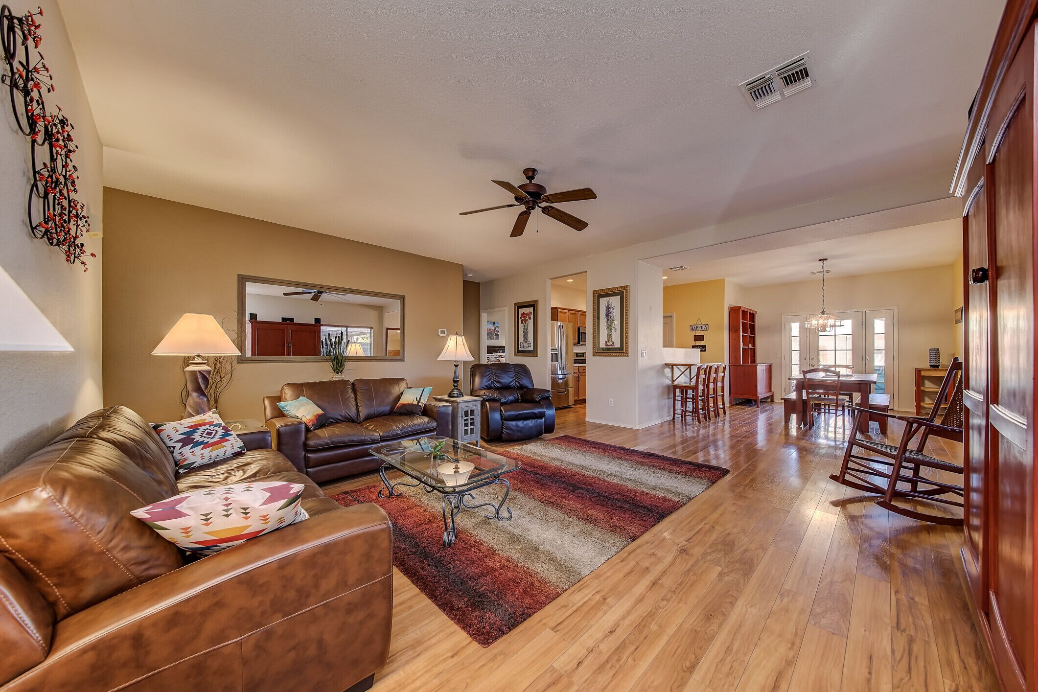 智能电视、DVD 播放器、书、立体声音响