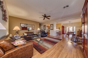 スマートテレビ、DVD プレーヤー、書庫、ステレオ