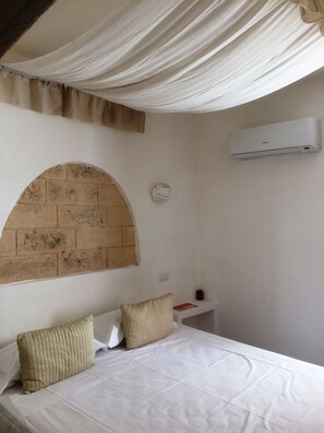 Suite, Balcony | In-room safe, individually decorated, blackout drapes, soundproofing - Rifugio Degli Svevi (Bari)