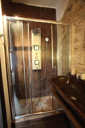 Shower, free toiletries, bidet, towels - Rifugio Degli Svevi (Bari)