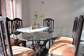 Family dining - Kashmir Cottage (Muzaffarabad)