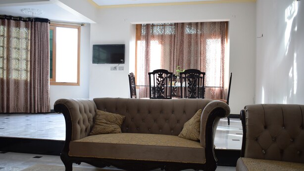 Family dining - Kashmir Cottage (Muzaffarabad)