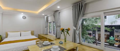 Deluxe Studio | Minibar, desk, laptop workspace, blackout drapes