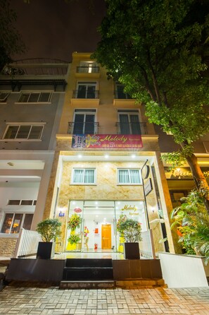 Fachada da propriedade à noite