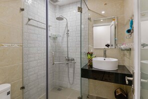 Dusche, Regendusche, kostenlose Toilettenartikel, Haartrockner