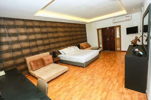 Junior Suite, 1 King Bed, Balcony, City View | 1 bedroom, minibar, in-room safe, individually decorated