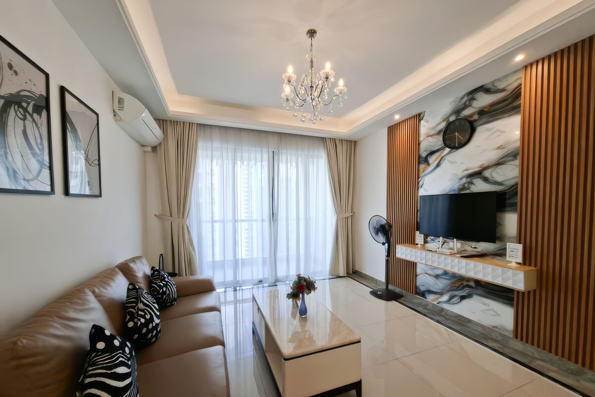 Premier Apartment, 3 Bedrooms, Non Smoking | Ruang tamu | 40 inci televisyen skrin rata dengan digital, TV, meja ping pong