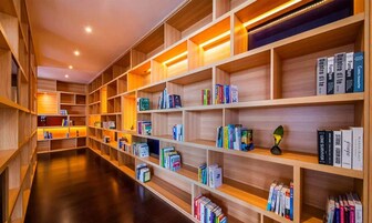 Uma biblioteca moderna com estantes de madeira e livros.