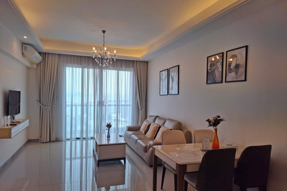 Deluxe-Apartment | Wohnbereich | 40-Zoll-Flachbildfernseher mit Digitalempfang, Fernseher