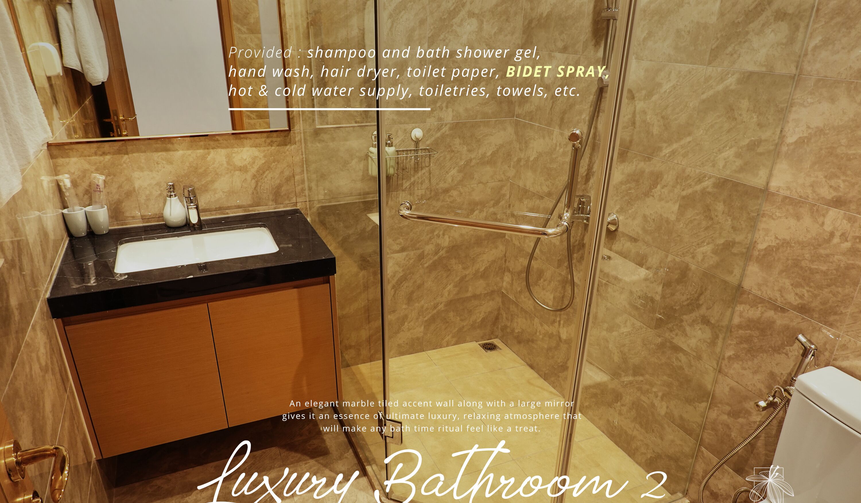Een luxe badkamer met een accentmuur van marmertegels, een grote spiegel en een douche met glazen wanden.