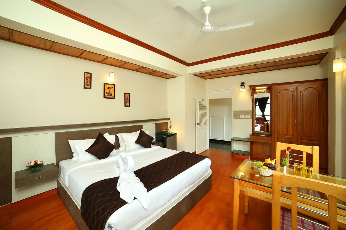 Superior Room, Smoking | Egyptian cotton sheets, premium bedding, in-room safe, desk