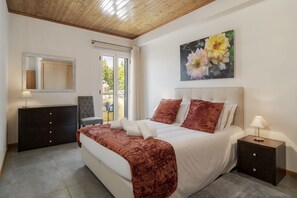 高级公寓, 2 间卧室, 阳台 | 办公桌、笔记本电脑工作区、遮光窗帘、熨斗/熨衣板