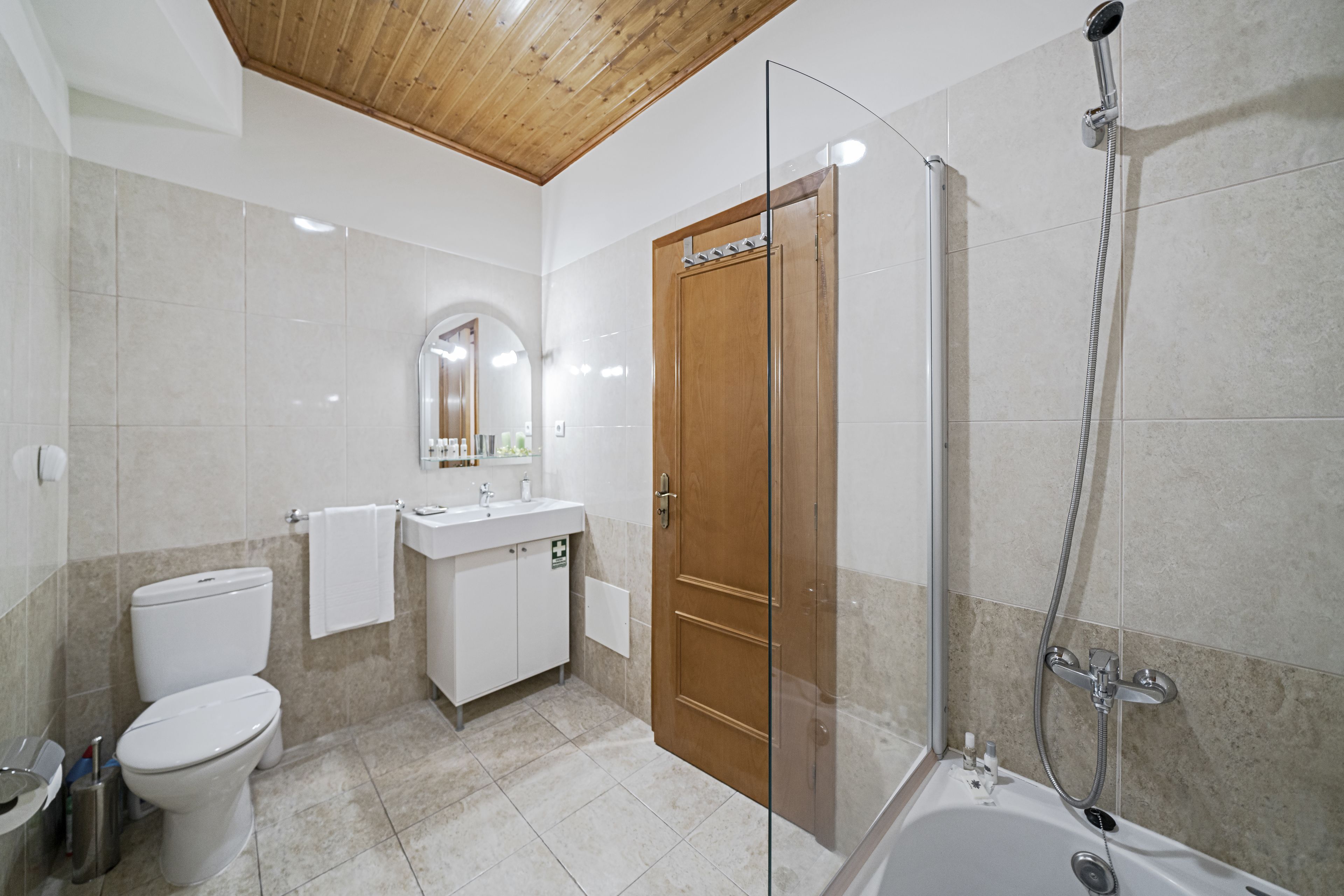 Superior Apartment, 2 Bedrooms, Balcony | Bathroom | Shower, free toiletries, hair dryer, towels