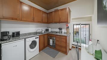 Departamento superior | Cocina privada | Refrigerador con congelador, microondas, horno y parrilla de estufa