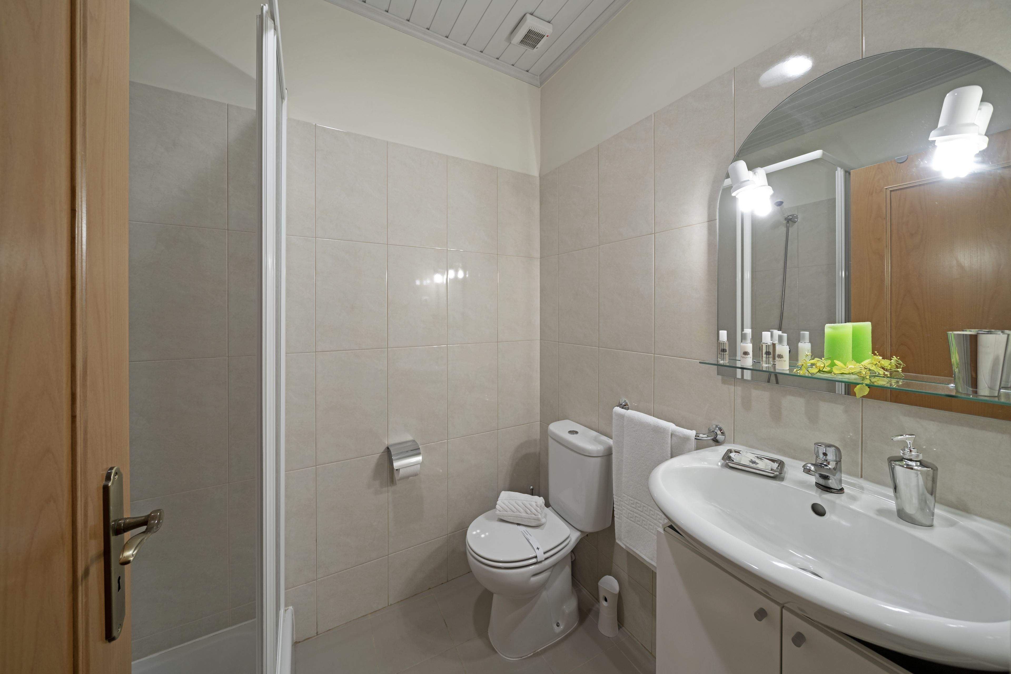 Une salle de bain moderne équipée de toilettes, d’un lavabo et d’une douche.