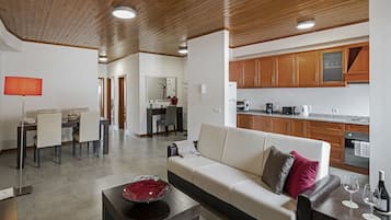 Departamento superior, 2 habitaciones, balcón | Área de sala de estar | Televisión de pantalla plana