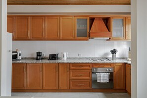 高级公寓, 2 间卧室, 阳台 | 私人厨房 | 迷你冰箱、微波炉、烤箱、炉灶