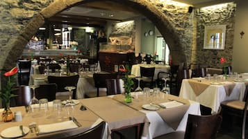 Déjeuner et dîner servis sur place