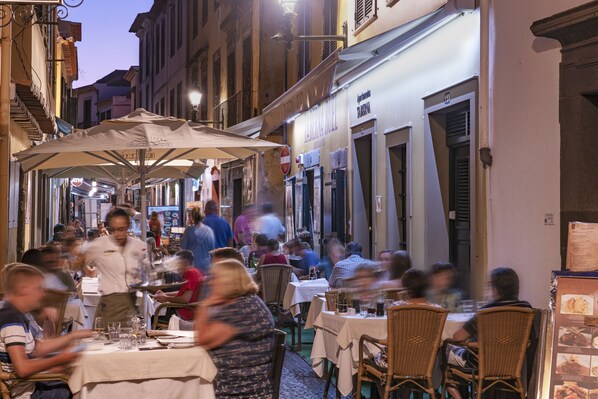 供应午餐和晚餐