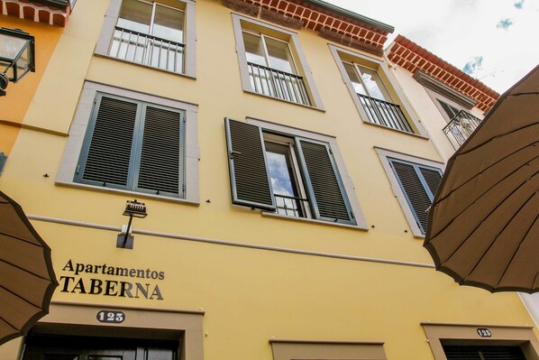 A building with the sign 'Apartamentos Taberna' and the number '123'. - Apartamentos Taberna (Funchal)