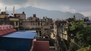 Un área urbana densamente poblada con construcciones muy cercanas, algunas con balcones y terrazas visibles.