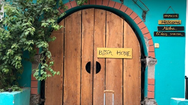 Una puerta de madera con un letrero que dice 'Best Home'.