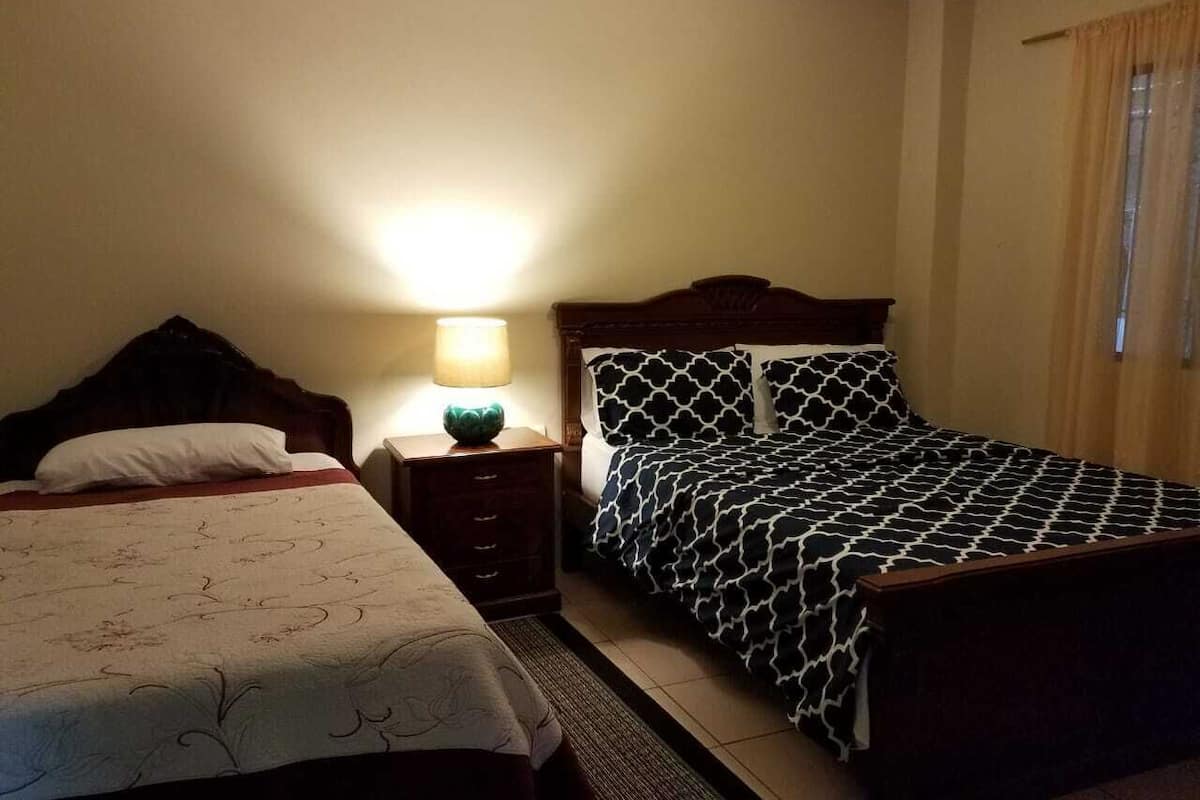 Familie suite | 1 slaapkamer, luxe beddengoed, een minibar, een strijkplank/strijkijzer
