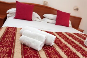 In-room safe, desk, free WiFi, bed sheets - Hotel Schiller (Cervia)