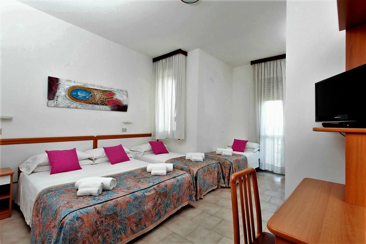 Quadruple Room | In-room safe, desk, free WiFi, bed sheets