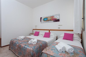 In-room safe, desk, free WiFi, bed sheets - Hotel Schiller (Cervia)