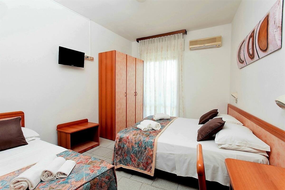 Triple Room | In-room safe, desk, free WiFi, bed sheets