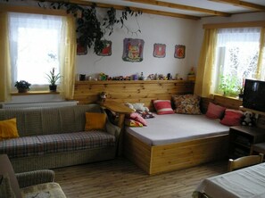 TV - Apartment Marie - Four Bedroom Apartment, Sleeps 8 (Jáchymov)