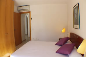 2 bedrooms, Internet, bed sheets - Torre Quimeta 2C - Two Bedroom Apartment, Sleeps 4 (Roses)