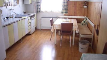 Fridge, microwave, oven, coffee/tea maker