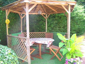 Outdoor dining - Homerez - House in La Chapelle-aux-Choux (La Chapelle-aux-Choux)
