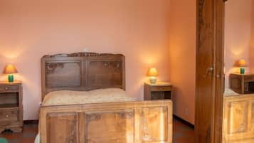 2 bedrooms, iron/ironing board, free WiFi