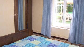 2 bedrooms, iron/ironing board, free WiFi