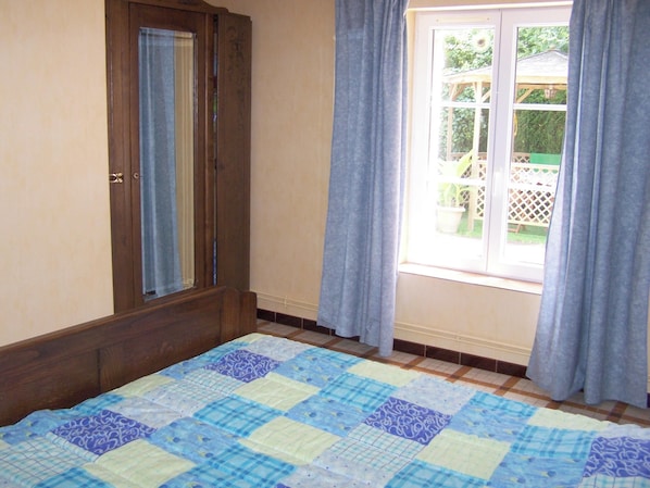 2 bedrooms, iron/ironing board, free WiFi