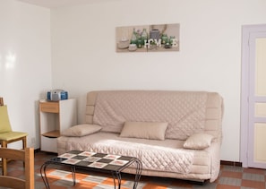 TV, fireplace - Homerez - House in La Chapelle-aux-Choux (La Chapelle-aux-Choux)