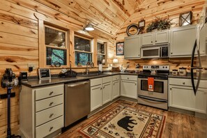 ثلاجة، فرن، موقد طهي مسطح، غسالة أطباق