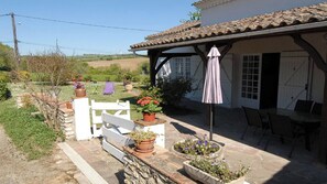 Outdoor dining - Homerez - House in Lannes, terrace and garden (Lannes)