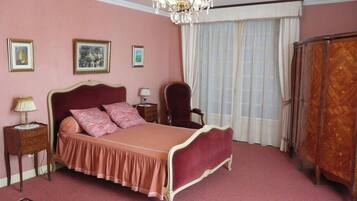 2 slaapkamers, een strijkplank/strijkijzer, internet