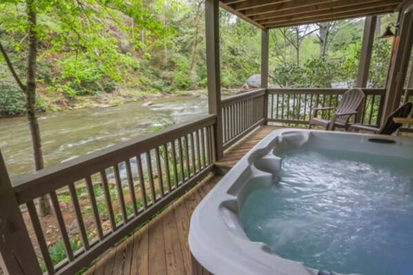 Outdoor spa tub