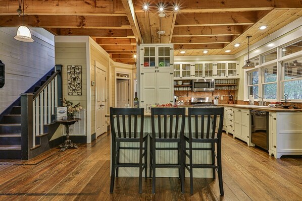 Fridge, oven, stovetop, dishwasher