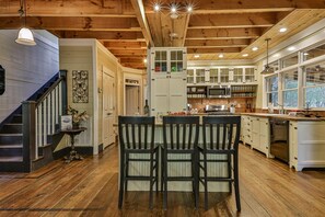 ثلاجة، فرن، موقد طهي مسطح، غسالة أطباق