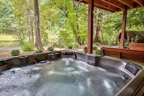 Outdoor spa tub - Rivershire Cottage | Ellijay, GA (Ellijay)