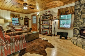 Smart TV, fireplace, Hulu, streaming services - Rendezvous on the River | Ellijay, GA (Ellijay)